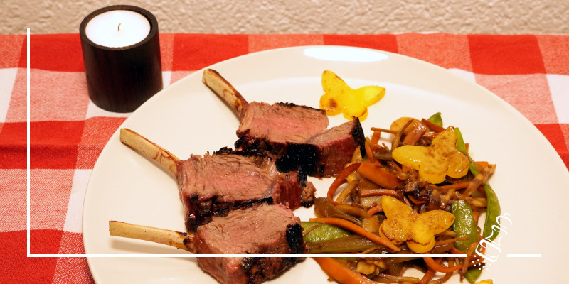 lammrack im keramikgrill mit mango und gemüse