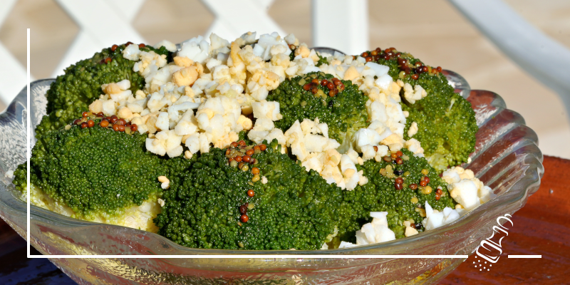 broccolisalat mit gehacktem ei
